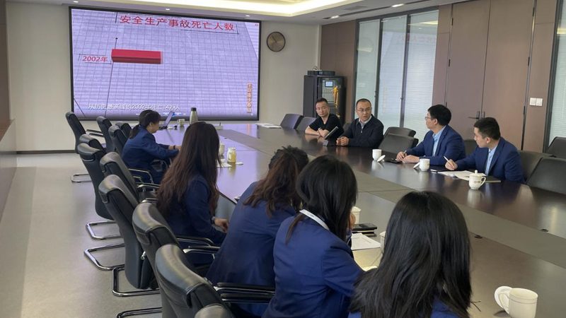 成人技能培训的收费标准通常由以下几个部分构成：